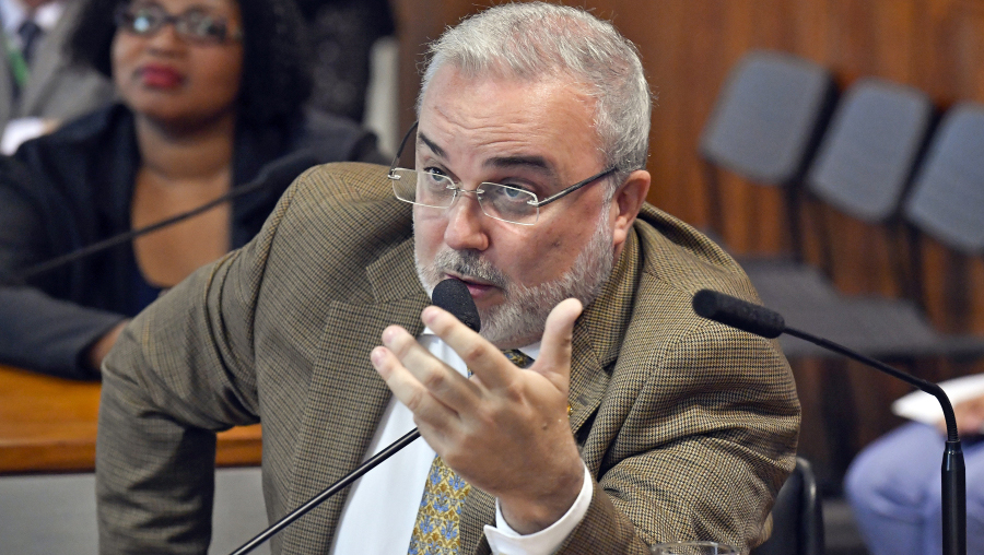   Durante audiência pública no Senado, Jean Paul questionou Weintraub sobre os cortes. Segundo ele, é um crime com os estudantes e a pesquisa científica brasileira.
