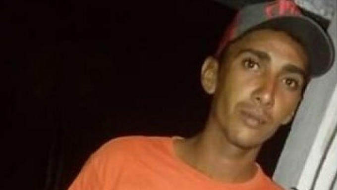   vítima Johnathan Menezes estava com a esposa na casa quando aconteceu a invasão; Atiradores mandaram a mulher se afastar e abriram fogo na vítima