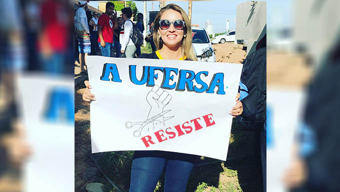   Estudantes e servidores vão as ruas em protesto conta o sucateamento da educação. A mobilização em Mossoró reuniu estudantes e servidores das universidades, escolas públicas e instituto federal, em uma caminhada pacífica, rumo a Av. Presidente Dutra.
