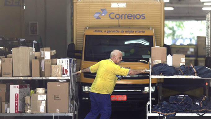  Governo prevê cortes de mais de 25 mil funcionários de estatais em 2019. A lista das estatais que serão incluídas nos programas ainda não foi tornada pública, contudo, Correios e Petrobrás já haviam lançado seus respectivos programas de demissão voluntária (PDVs).