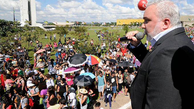  “Bolsonaro preferiu tratar com desprezo a juventude brasileira", diz Prates. O senador participou do ato público dos estudantes, professores e funcionários em frente ao Congresso Nacional, em Brasília.