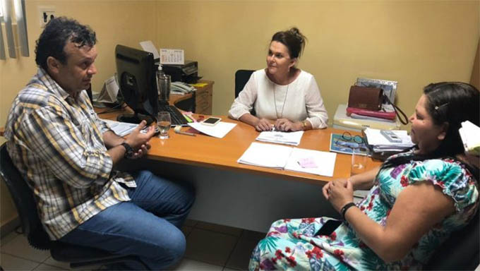   Secretário estadual de Agricultura Familiar, Alexandre Lima, e Cleonice Andrade, da Cooperativa COAFAM, em reunião com a secretaria municipal de Infraestrutura Kátia Pinto