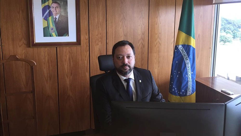   Alexandre Lopes é bacharel em direito e engenheiro químico.