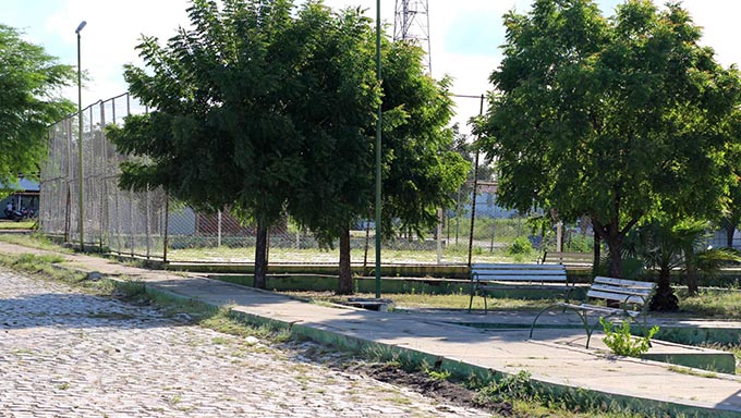   A Justiça Federal determinou que a Prefeitura de Apodi faça a demolição imediata de uma praça e uma quadra de esportes construídas em local não permitido, no distrito de Melancias, na zona rural de Apodi. A decisão é do juiz federal Orlando Donato Rocha, titular da 8º Vara Federal do Rio Grande do Norte