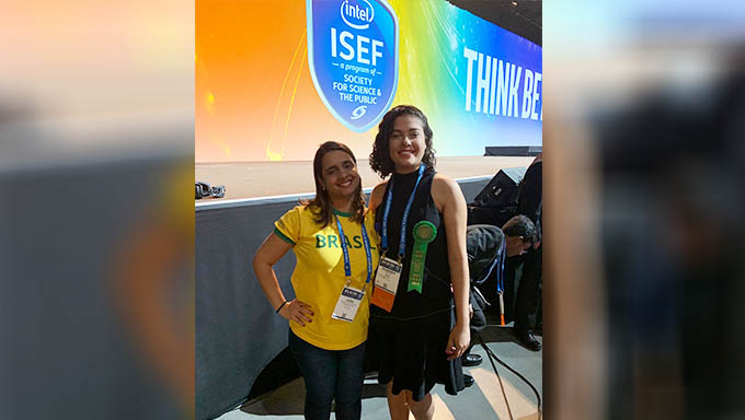  Elarinny e a professora Luisa Kiara estiveram juntas durante todo o desenvolvimento do projeto e já ganharam 26 prêmios com ele.