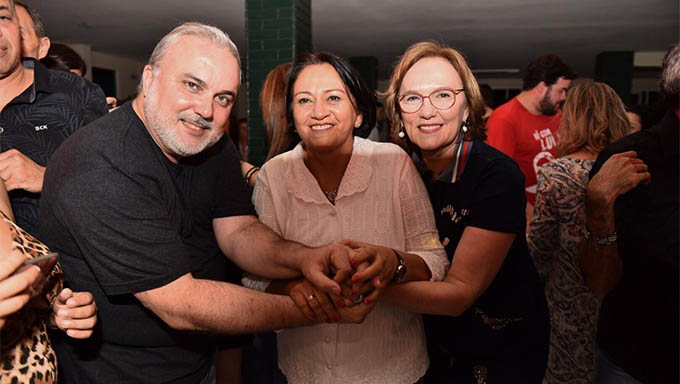 Imagem 1 -  Fátima Bezerra recebendo os parabéns pelo aniversário durante o final de semana em Natal dos senadores Jean-paul Prates e Zenaide Maia; Nesta terça-feira, em Mossoró, Fátima Bezerra vai participar do seminário "Brazil Conference" e em seguida terá reunião na Reitoria da UERN.