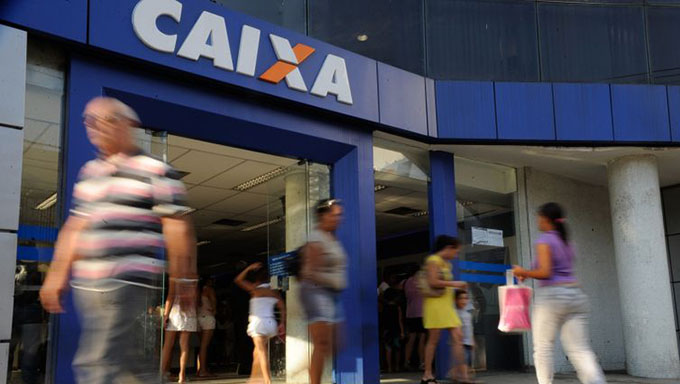   Os candidatos aprovados no concurso da Caixa realizado em 2014 começam a ser chamados a partir do dia 3 de junho deste ano. De acordo com o banco, a convocação será feita conforme a necessidade e estratégia da instituição financeira
