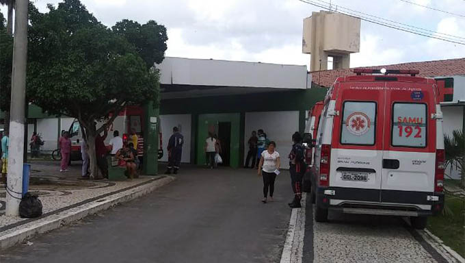   Vítimas do ataque no Baritimo, em Areia Branca, foram socorridos para o Hospital Regional Tarcísio Maia, em ambulâncias do SAMU