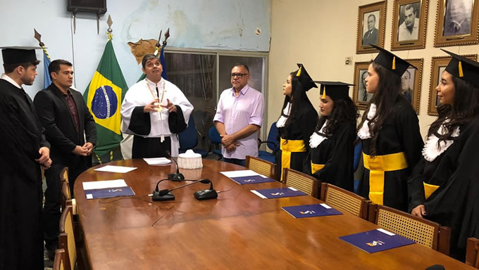   Colaram grau na tarde desta quarta-feira, 22, mais cinco alunos da Universidade do Estado do Rio Grande do Norte (UERN).    São quatro novas licenciadas em letras do Campus Avançado Maria Elisa de Albuquerque Maia (CAMEAM), sediado em Pau dos Ferros, e um novo bacharel em medicina do Campus Central