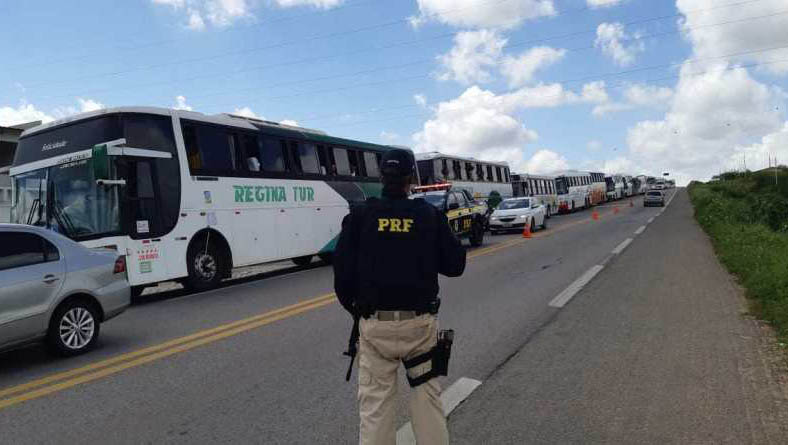  Durante a fiscalização ainda foram recolhidos 12 CRLVs e 127 autos de infração foram lavrados.