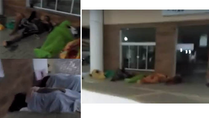 Imagem 1 -  Vários moradores dormem na calçada da Prefeitura de Guamaré para pegar uma ficha, ao amanhecer do dia, para falar com o prefeito Adriano Diógenes