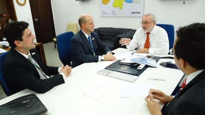 Imagem 1 -  A governadora Fátima Bezerra quer conversar com o presidente da Petrobras, Roberto Castello Branco, sobre as intenções da petrolífera em território Potiguar.  A reunião está sendo agilizada pelo senador Jean Paul Prates, que na tarde desta quinta-feira, 23, recebeu em seu gabinete, em Brasília Roberto Ardenghy, chefe de gabinete da Presidência da Petrobrás, e João Romeiro, gerente-geral de Relacionamento