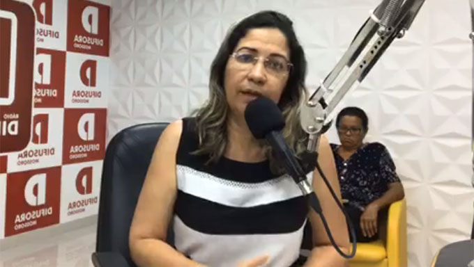   Clorisa Linhares durante entrevista na Rádio Difusora de Mossoró ressaltou os desmandos em Grossos e disse que os ataques que sofre nas redes sociais não vai impedir que ela continue cobrando os direitos do povo