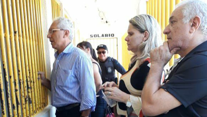   Além de se reunir com os agentes, Pedro Florêncio conversou com os internos encarcerados e também aqueles que trabalham fabricando vassouras com garrafas pets