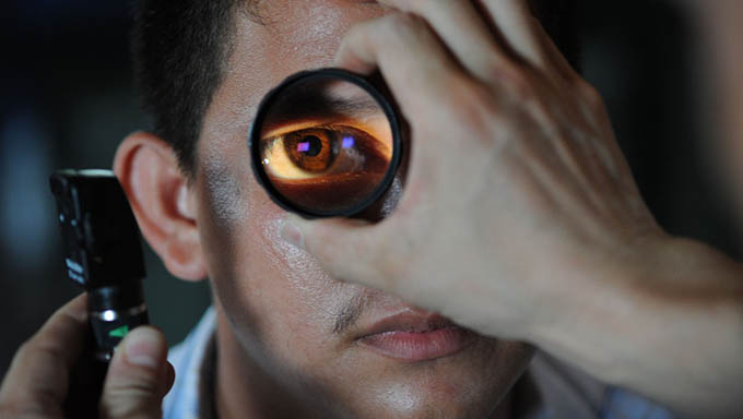   Olhos vermelhos e lacrimejantes, pálpebras inchadas, secreção e coceira são os principais indícios que o indivíduo tenha contraído conjuntivite.