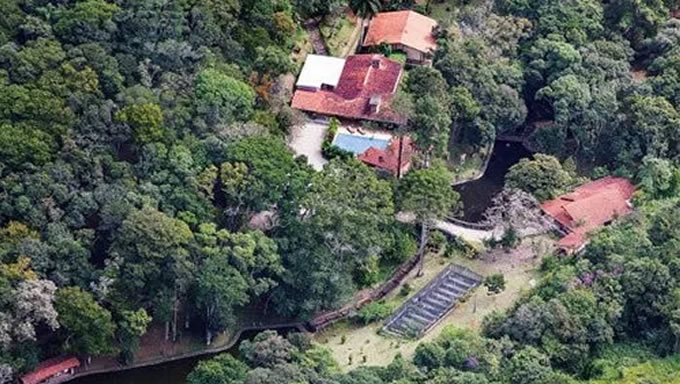   Apesar do Ministério Público Federal (MPF) acusar o ex-presidente de ser dono do sítio em Atibaia e a 13ª Vara Federal de Curitiba condenar Lula por ter supostamente recebido como vantagem a reformas no imóvel de empreiteiras, o mesmo MPF foi favorável ao pedido de autorização do empresário Fernando Bittar, que é o dono do sítio, para vender a propriedade