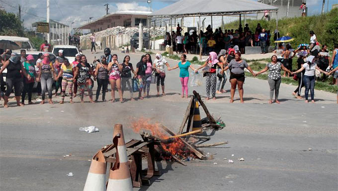   Governo do Amazonas confirma 57 mortes em penitenciarias do estado. As mortes foram registradas no domingo (26) e na segunda (27) em quatro presídios localizados em Manaus. Parentes dos detentos realizaram um bloqueio de protesto em frente as unidades prisionais.