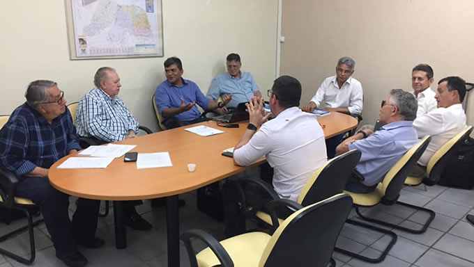   O Secretário Estadual do Meio Ambiente e dos Recursos Hídricos, João Maria Cavalcanti, recebeu na tarde de ontem (27), uma equipe de consultores do Painel de Segurança de Barragens (PSB) do Banco Mundial para discutir as obras de recuperação de seis reservatórios potiguares, contratadas pelo Governo do Estado, por meio do Projeto Governo Cidadão
