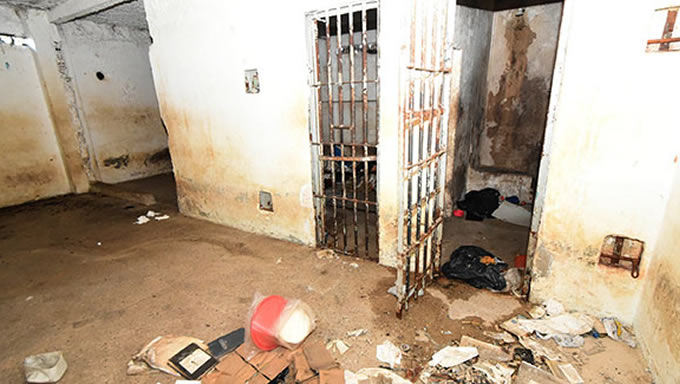   O matagal que ocupa a entrada do antigo Centro de Detenção Provisória (CDP), de Pirangi, lixo acumulado em todos os ambientes e potes com água parada, são condições que refletem o completo abandono do lugar. Desativado desde setembro de 2017