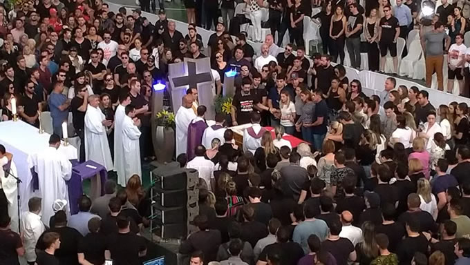   O corpo de Gabriel Diniz foi enterrado no Cemitério Parque das Acácias, no bairro José Américo, em João Pessoa, no fim da tarde desta terça-feira (28). Conhecido pelo hit “Jenifer”, Gabriel morreu na queda de um avião de pequeno porte junto com outras duas pessoas na tarde desta segunda, no estado de Sergipe