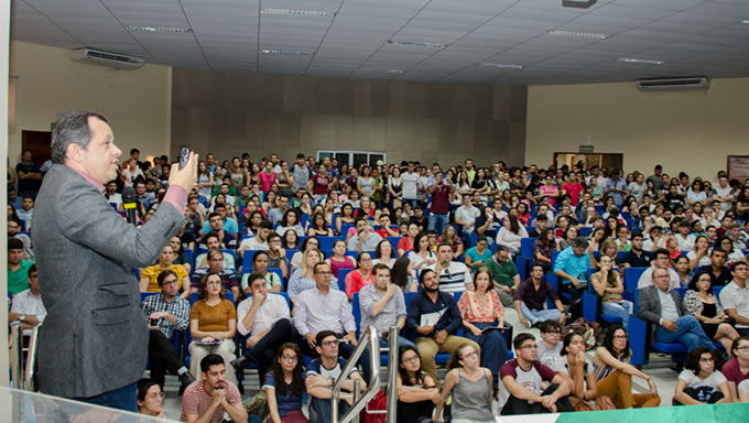    Comunidade Acadêmica da Universidade Federal Rural do Semi-Árido se reuniu na tarde desta terça-feira, dia 28 de maio, no Auditório Amâncio Ramalho para a 11ª Assembleia Universitária de 2019, convocada pelo reitor José de Arimatea de Matos com a finalidade de apresentar informações sobre a situação orçamentária da Universidade