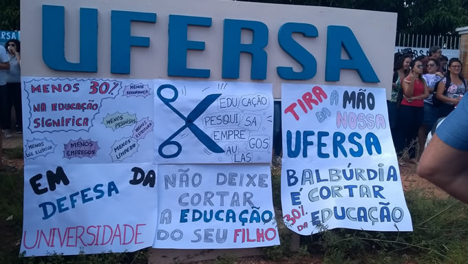   Estudantes, professores e trabalhadores ligados à educação ocuparão as ruas do Brasil, nesta quinta-feira (30), contra corte de verbas nas universidades e institutos federais, pretendidos pelo governo Jair Bolsonaro