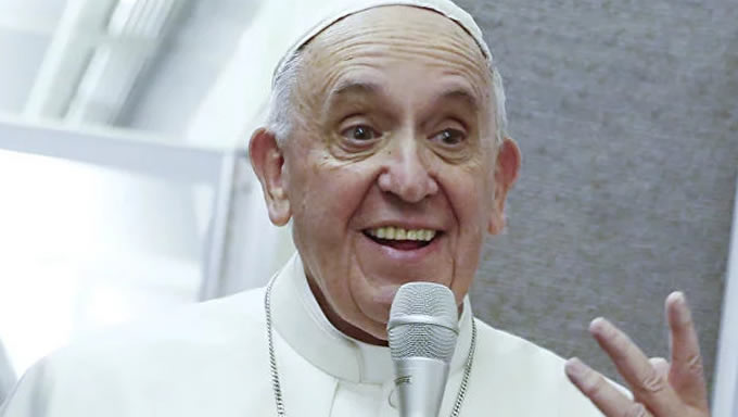   O Papa Francisco escreveu carta ao ex-presidente Luiz Inácio Lula da Silva, preso político há mais de um ano. No texto, Francisco diz que ora por Lula e pede que o e-presidente 'não deixe de rezar por mim'