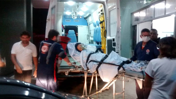   Valesca Dantas sendo socorrida desacordada pelo SAMU da UPA do Bairro Santo Antônio para o Hospital Regional Tarcísio Maia
