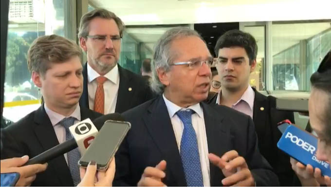   Guedes concedeu uma entrevista à imprensa na portaria do ministério da economia