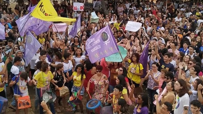 Imagem 1 -  Em Mossoró, as manifestações estão ocorrendo nesta tarde na praça da Concha Acústica, em frente ao Colégio Diocesano. Mais de duas mil pessoas estão aglomeradas no local ocupando a praça e parte das ruas nas proximidades