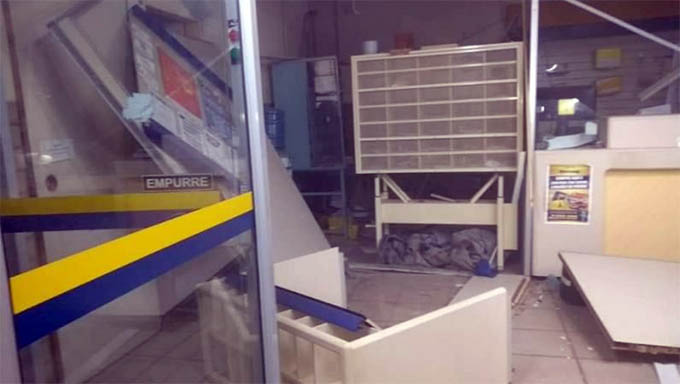 Imagem 1 -  Sede do Correios em São Rafael ficou totalmente destruída pelas explosões; bandidos não teriam conseguido levar os valores que estariam na agencia