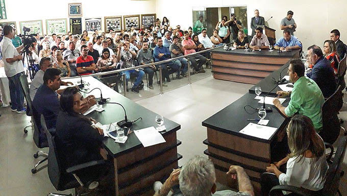   Prefeito Rivelino Câmara disse:“Além de não distribuir água como deve ser, além de fazer cobranças indevidas, a CAERN ainda abre dezenas de buracos nas ruas da cidade e não conclui o serviço”