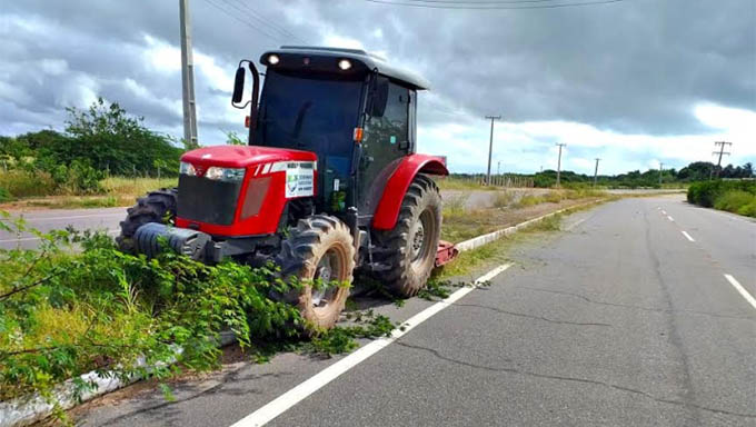   De acordo com Cleiton Marques, secretário de Obras, após o período de chuvas o mato cresceu em proporções que chega a invadir a estrada podendo causar acidentes. “Essa foi uma das preocupações do prefeito Naldinho, que solicitou a imediata roçagem do mato”, disse o secretário. 