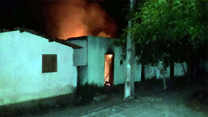   Residência dos suspeitos de terem matado a jovem Mayara e a menina Lara foi queimada na noite deste domingo, dia 3, em Nízia Floresta