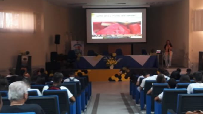   Mais de 100 estudantes do sexto ao nono ano do Ensino Fundamental da Escola Estadual Professor Eliseu Viana vivenciaram uma aula diferente na tarde desta segunda-feira, dia 03 de junho, no Auditório Amâncio Ramalho, na Universidade Federal Rural do Semi-Árido