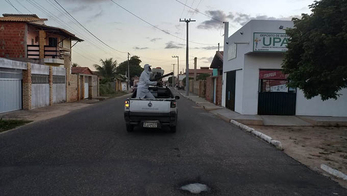   A prefeitura adquiriu o inseticida, uma máquina e improvisou um veículo para realizar o trabalho na cidade.