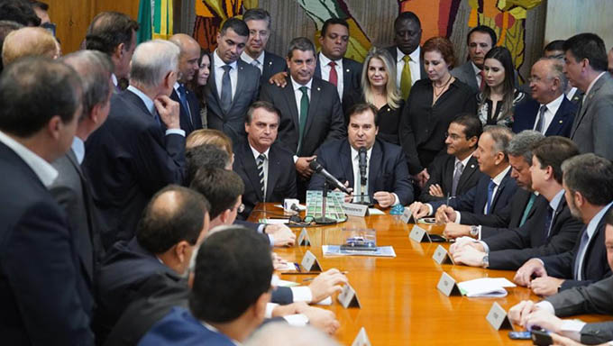   O Presidente entregou a proposta ao presidente da câmara dos deputados, Rodrigo Maia.