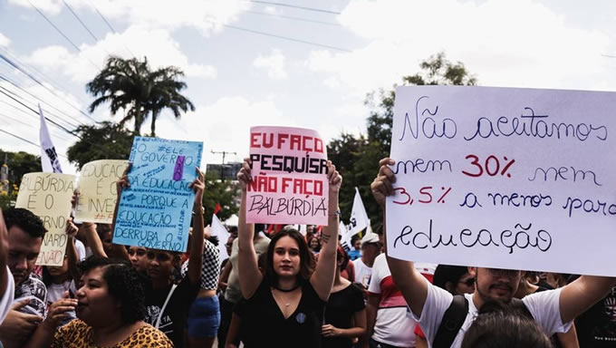   A Coordenação de Aperfeiçoamento de Pessoal de Nível Superior (CAPES) anuncia nesta terça-feira, 04, o bloqueio de mais 2.724 bolsas de mestrado e doutorado no País
