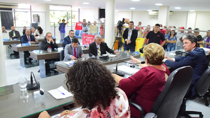   A Câmara de Mossoró aprovou um projeto que visa atinge em cheio os trabalhadores sindicalizados e fragiliza o sindicato dos servidores. O Projeto de Lei 139/2019 enviado ao Legislativo pela prefeita Rosalba Ciarlini acaba com a obrigatoriedade do desconto da mensalidade sindical 