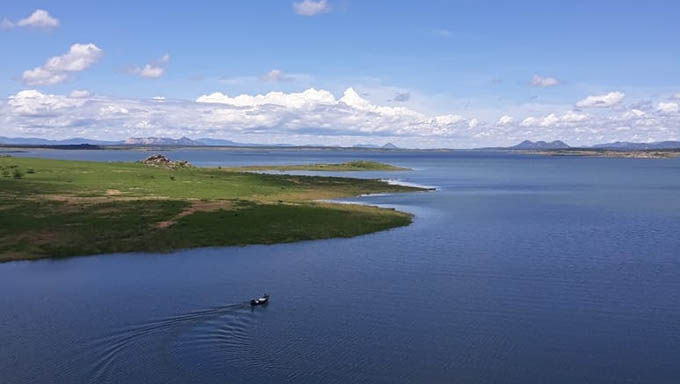   Barragem Armando Ribeiro terá sua vazão aumentada em 30%. A iniciativa estabelece uma regra mais flexível, que permite uma liberação maior de água no período seco. Ela também beneficiará pequenos agricultores que captavam água na bacia de maneira informal e agora terão suas outorgas emitidas, a partir de um cadastramento prévio. 