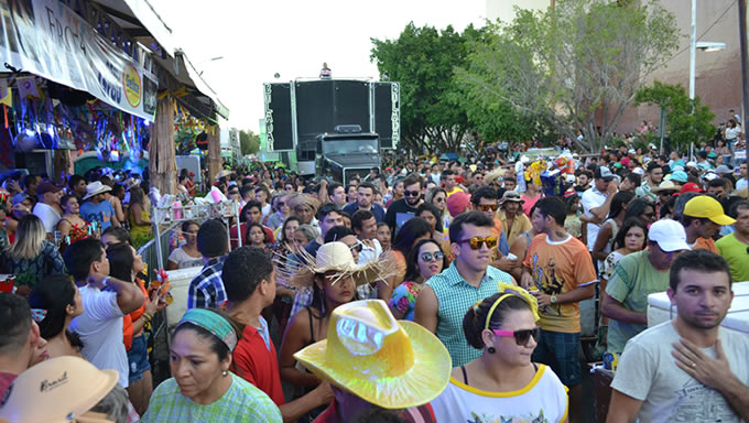   O Corredor Cultural da Avenida Rio Branco já está vestido com as cores do Mossoró Cidade Junina e está nos últimos ajustes para receber a todos que vão participar do maior bloco junino do Brasil, o Pingo da Mei Dia. Mossoenses turistas devem ficar ligados nos pontos de interdição do trânsito para o evento no próximo sábado
