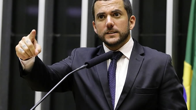   O deputado federal Carlos Jordy (PSL-RJ) protocolou, nesta quinta-feira (6), na Câmara dos Deputados, projeto de Lei que agrava a pena de denunciação caluniosa de crimes contra a dignidade sexual