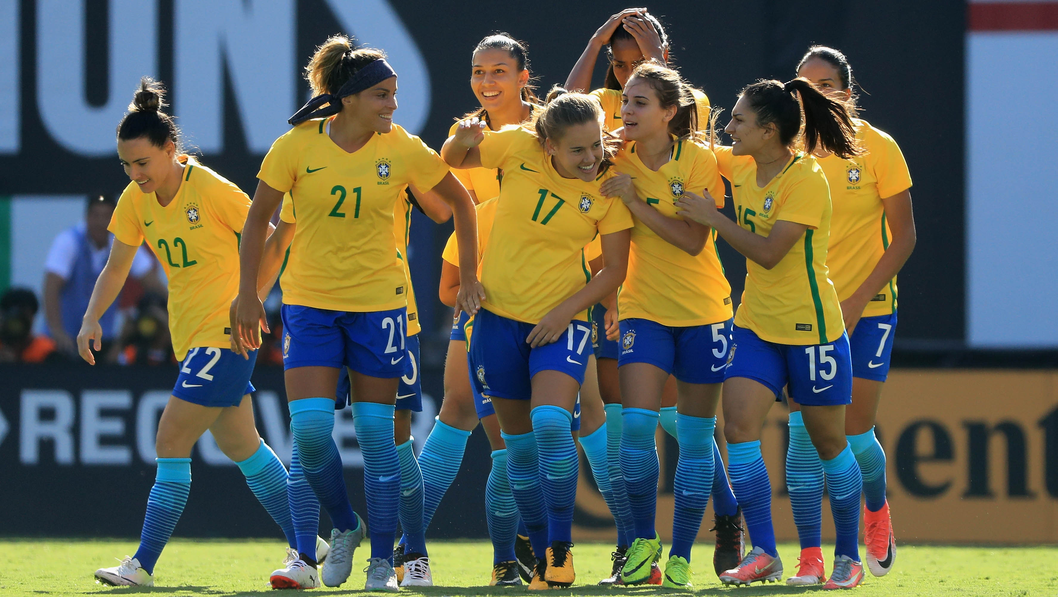   Apesar de ter participado de todas as edições da Copa do Mundo, a seleção canarinho nunca chegou a levantar a taça de campeã.