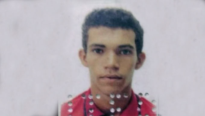   Toquinho, como era mais conhecida a vítima, foi arrancado de dentro de casa por homens encapuzados e executado em frente a sua residência