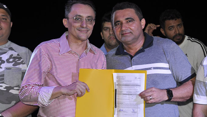   Prefeito Naldinho e o deputado Sousa exibe a ordem de serviço para iniciar as obras orçadas em quase R$ 2 milhões nas áreas de esportes, saúde e educação em Tibau