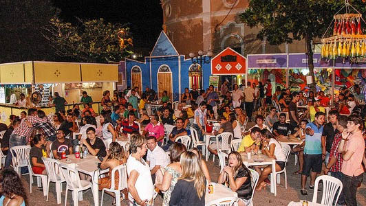   Noite dos Namorados conta com programação especial no Polo Cidadela. O polo inicia suas atividades no MCJ 2019 nesta quarta-feira (12) e conta com estrutura de bares e restaurantes, além de dois palcos com shows simultâneos, montados na cidade cenográfica, na lateral da Igreja de São Vicente. Se apresentam hoje Rita de Cássia, Caddu Rodrigues, Aline Rocha e Banda e Forró Com Ella