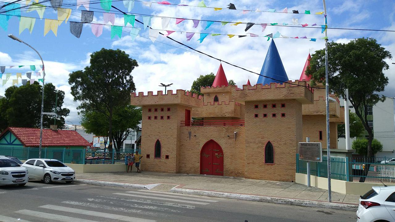 Imagem 1 -  População reclama de altos valores cobrados no Parque da Criança.  A estrutura foi reaberta na terça-feira (11) e será administrada pela Master Produções e Eventos, que ganhou a licitação promovida pela Prefeitura de Mossoró. A empresa está cobrando um valor de R$ 5 por brinquedo. 