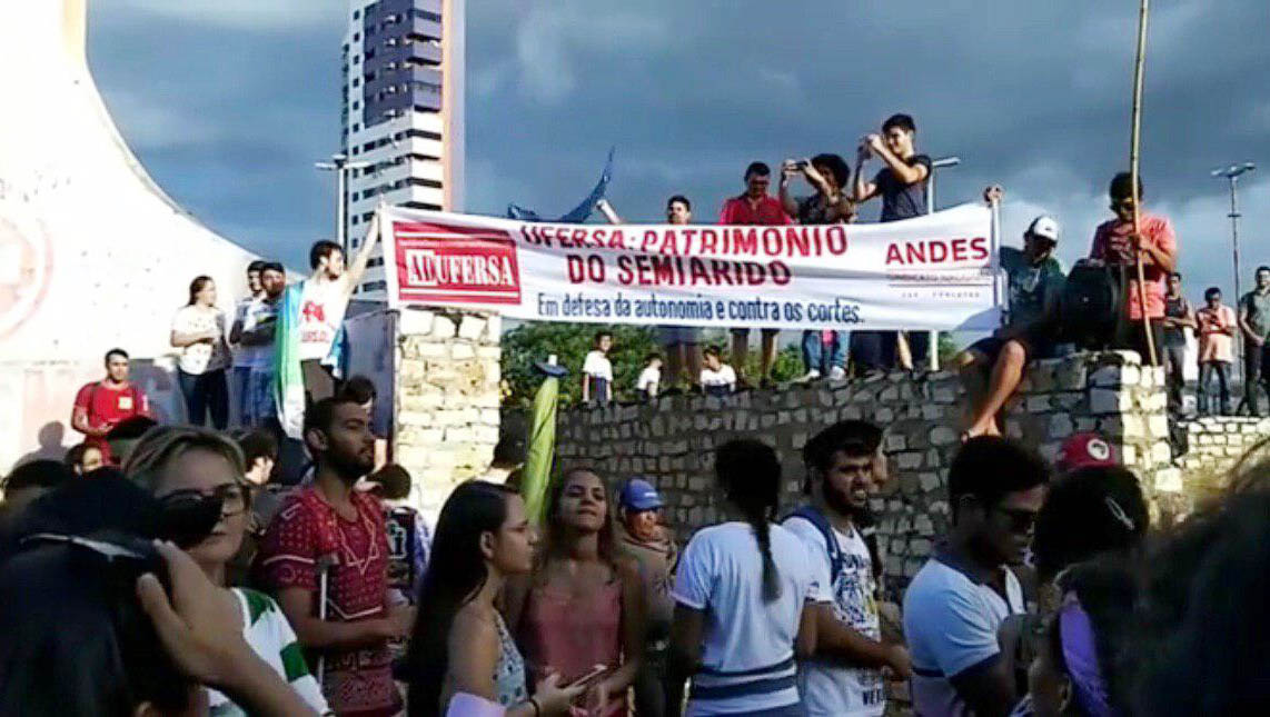   No dia 30 de maio mais de 2 mil estudantes mossoroense se reuniram na praça do Diocesano em protesto contra o bloqueio das verbas para as universidade. Esta também será uma pauta da greve desta sexta.