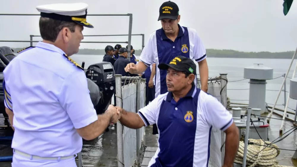   "O barco virou de banda (de lado). Foi muita chuva, muito vento, mau tempo, né? A gente agradece a Deus por mais uma oportunidade. É uma nova vida para a gente", contou o comandante da embarcação, Paulo Penha de Moura.