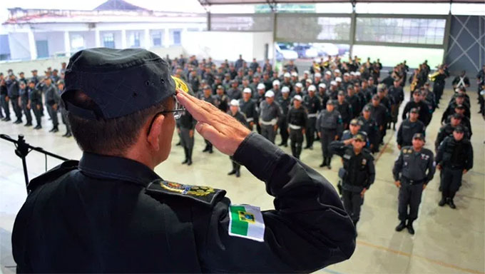   PM ameaça parar cobrando uma conta que o Estado alega não ter como pagar. Governo diz que vai pagar assim que entrar dinheiro em caixa, garante pagar o salário do mês antes do final de cada mês e assume que vai manter o pagamento das diárias operacionais também pagando em dia.
